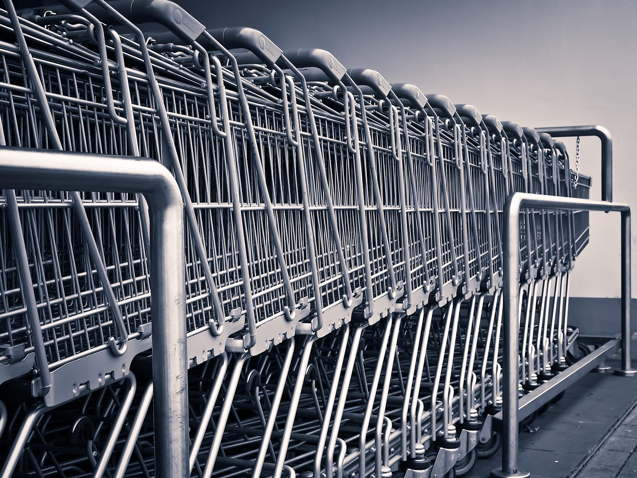 Chariots de supermarché alignés à l'entrée d'un magasin d'alimentation