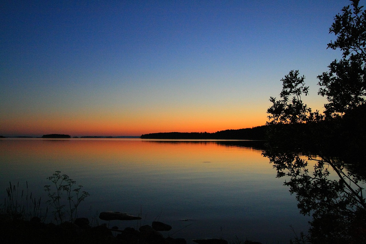 Soleil de minuit au-dessus d'un lac de Laponie finlandaise en été