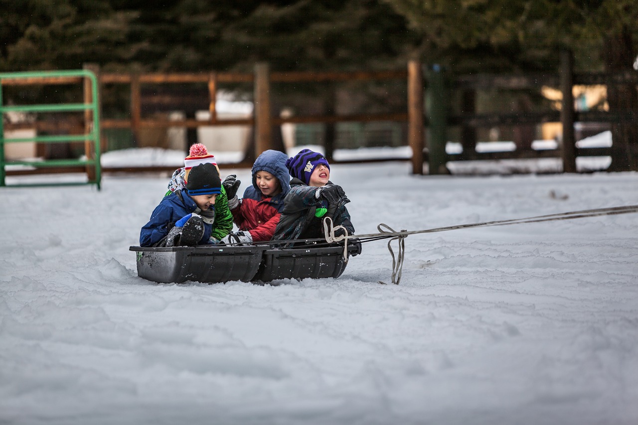 Enfants jouant dans la neige au crépuscule