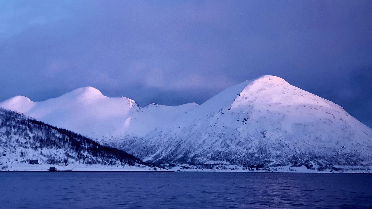 Fjord et sommets enneigés au nord du cercle polaire, côté norvégien