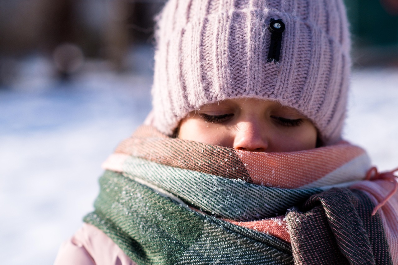 Bonnet et écharpe portés dans la neige, protection de la tête et du cou par grand froid