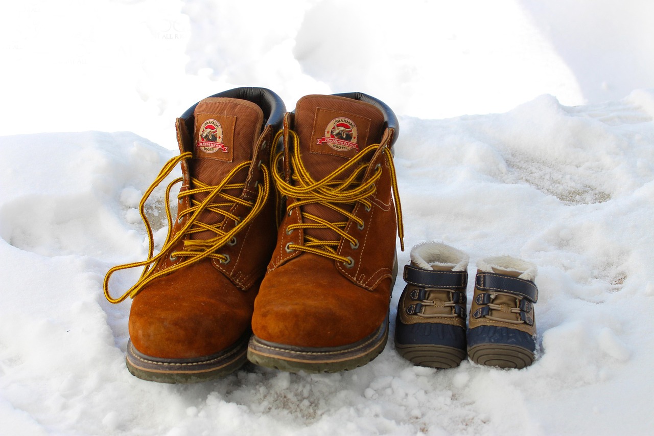 Paire de bottes d'hiver en cuir brun posées dans la neige