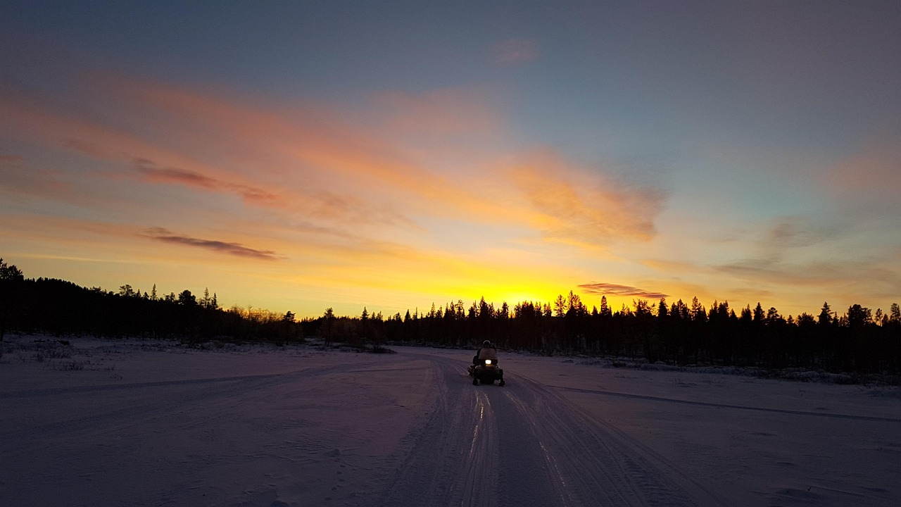 Lever de soleil sur la neige près de Kiruna, en Laponie suédoise