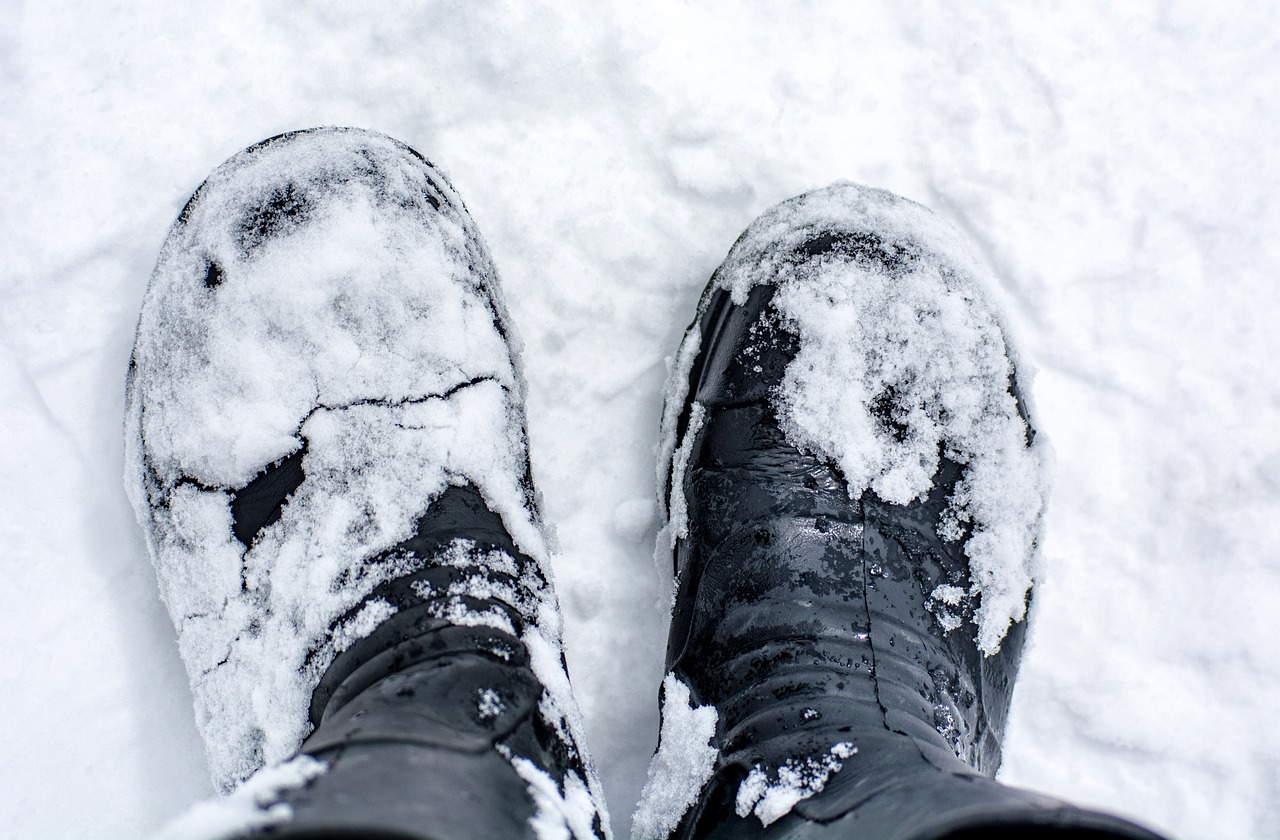 Bottes d'hiver posées sur une surface enneigée et glacée