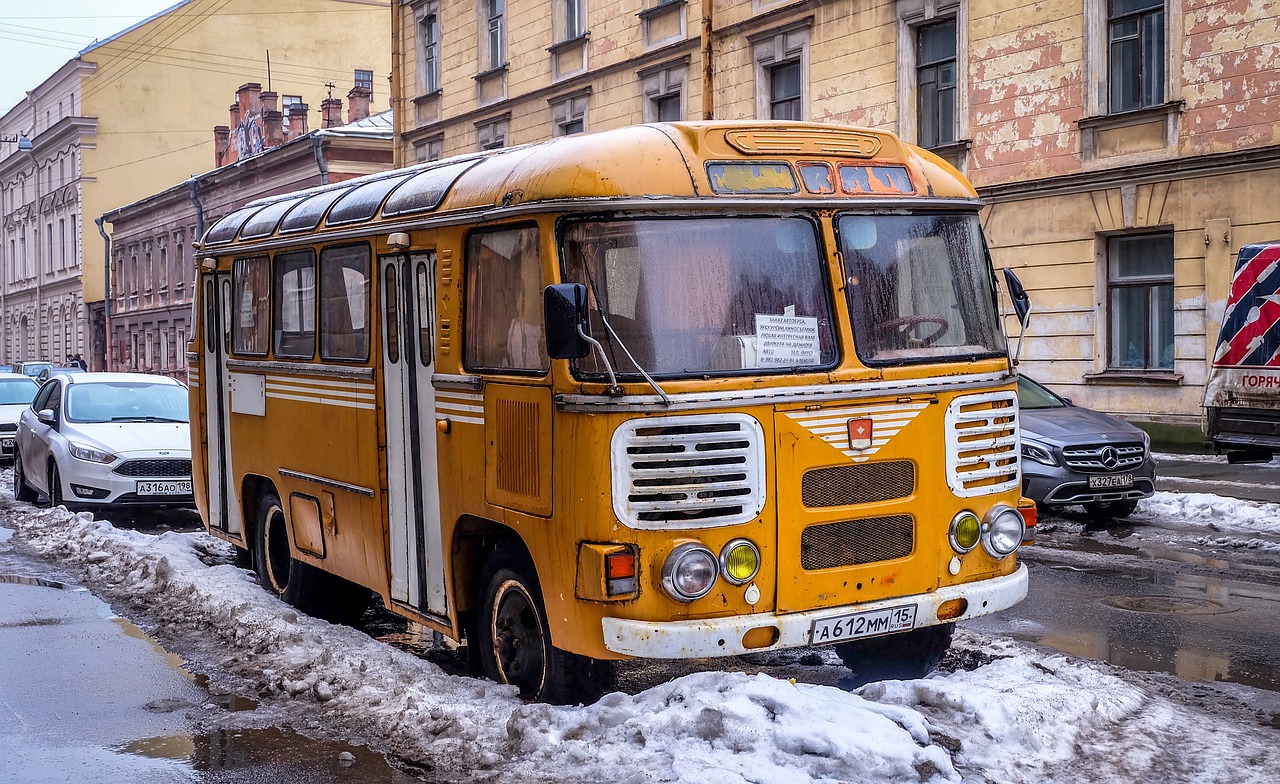 Bus urbain circulant dans une rue enneigée en hiver