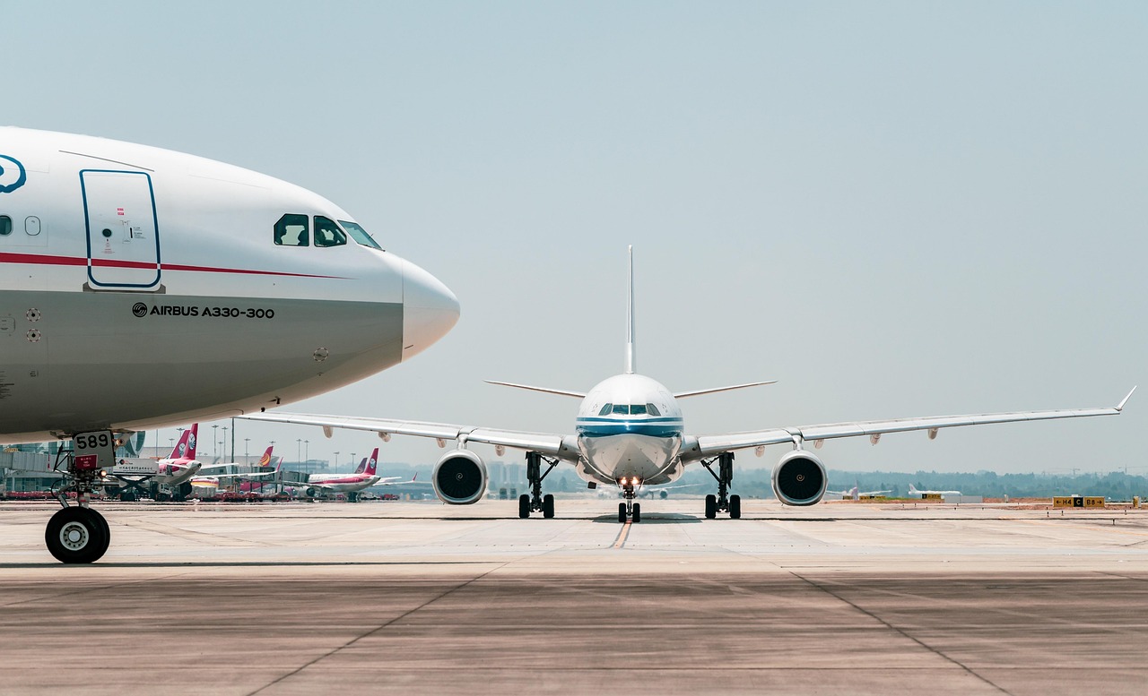 Avion en attente sur le tarmac avant un vol vers la Laponie