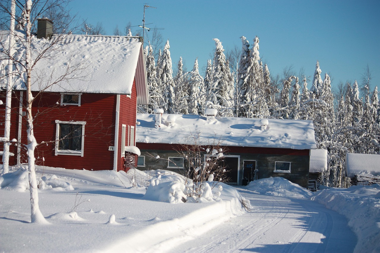 Chalet en bois isolé dans un paysage enneigé du nord de la Finlande